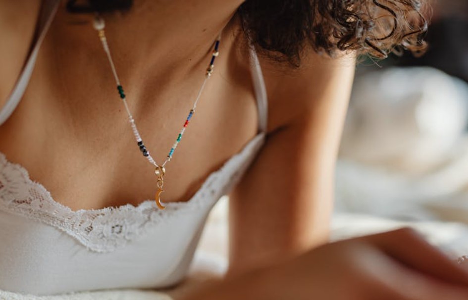 9 Symbolic Meanings of Dreaming of Your Lover Wearing a Necklace