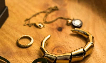9 Symbolic Meanings of Dreaming of Receiving a Necklace as a Gift