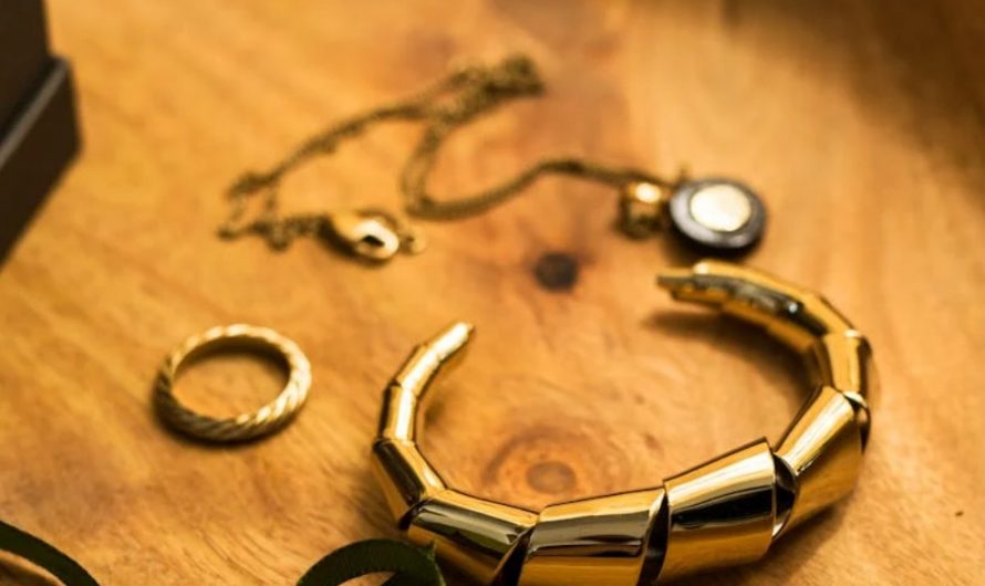 9 Symbolic Meanings of Dreaming of Receiving a Necklace as a Gift