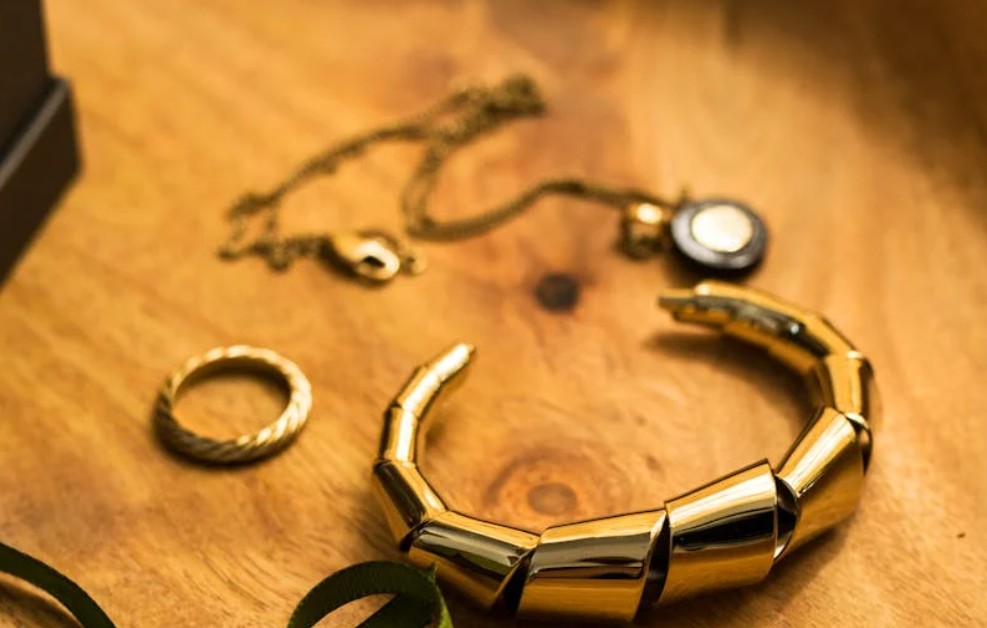 9 Symbolic Meanings of Dreaming of Receiving a Necklace as a Gift