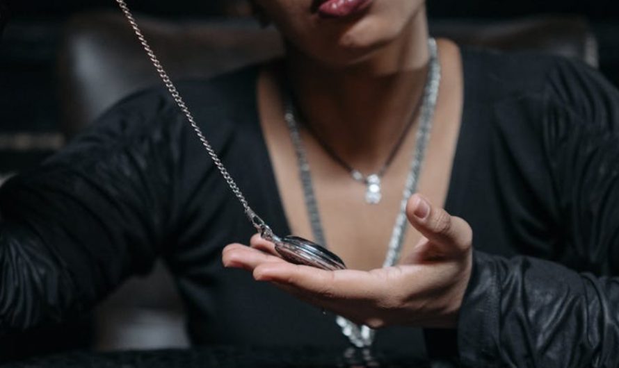 9 Symbolic Meanings of Dreaming of Picking Up a Necklace