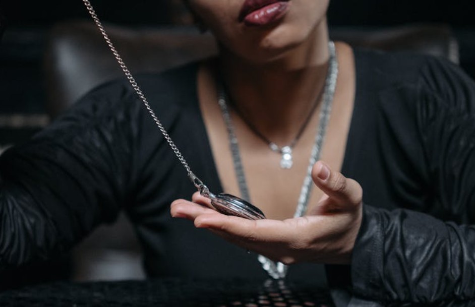 9 Symbolic Meanings of Dreaming of Picking Up a Necklace