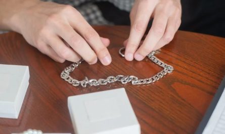 9 Symbolic Meanings of Dreaming of a Broken Necklace