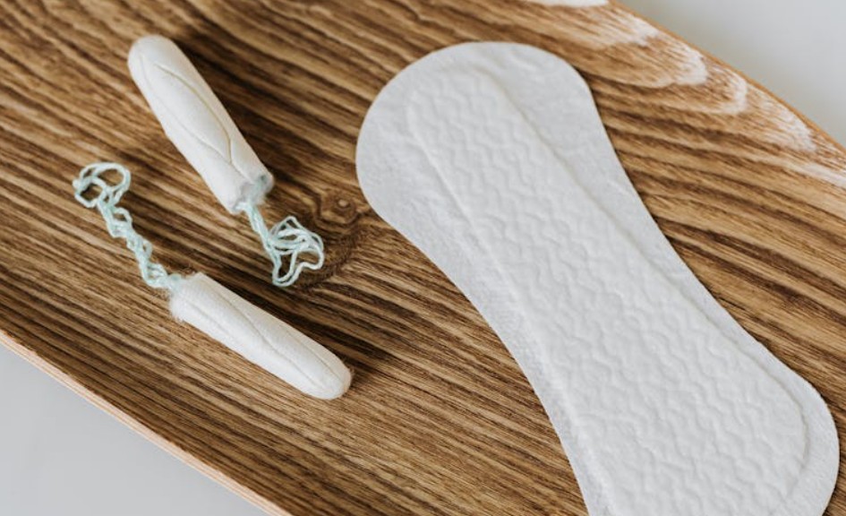 9 Symbolic Meanings of Dreaming of Giving Sanitary Napkins as a Gift