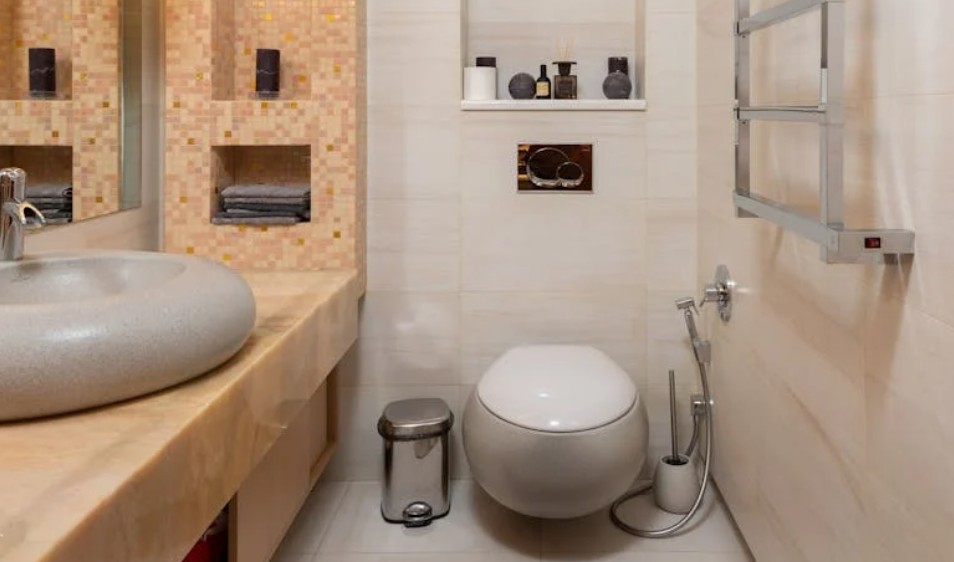 9 Symbolic Meanings of Dreaming of a Broken Toilet