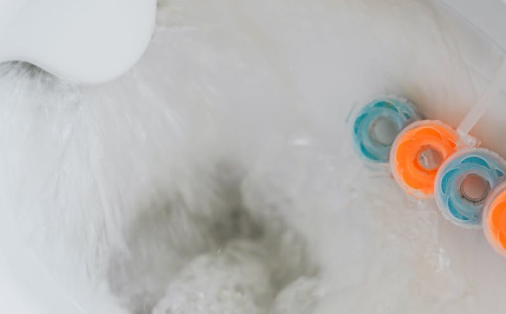 9 Symbolic Meanings of Dreaming About Unclogging a Toilet