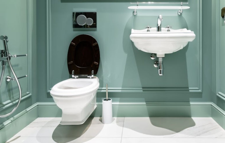 9 Symbolic Meanings of Dreaming of an Overflowing Toilet
