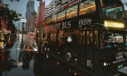 9 Interpretations of Dreaming About Getting Off a Bus