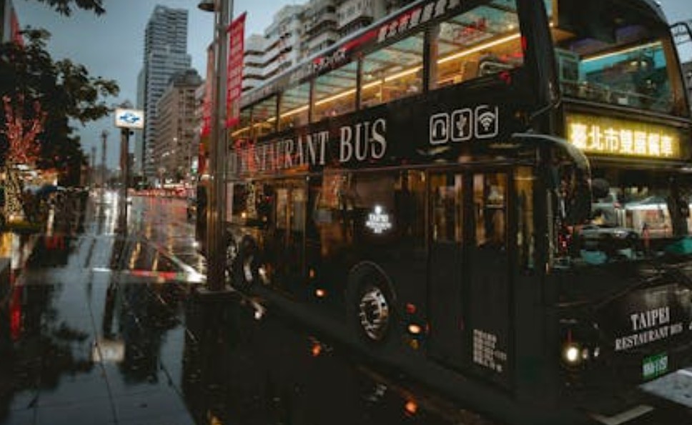 9 Interpretations of Dreaming About Getting Off a Bus