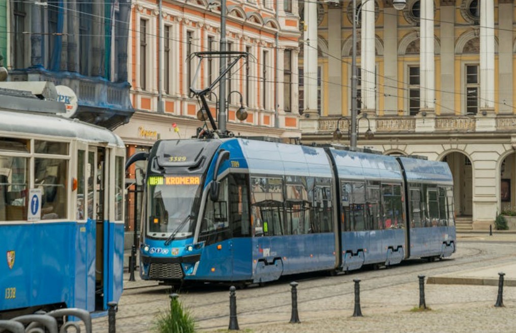 9 Interpretations of Dreaming About Being Unable to Get Off a Bus