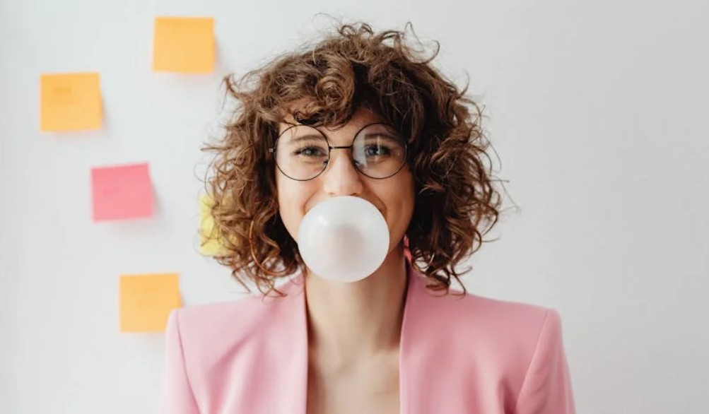 9 Interpretations of Dreaming of Spitting Out Chewing Gum