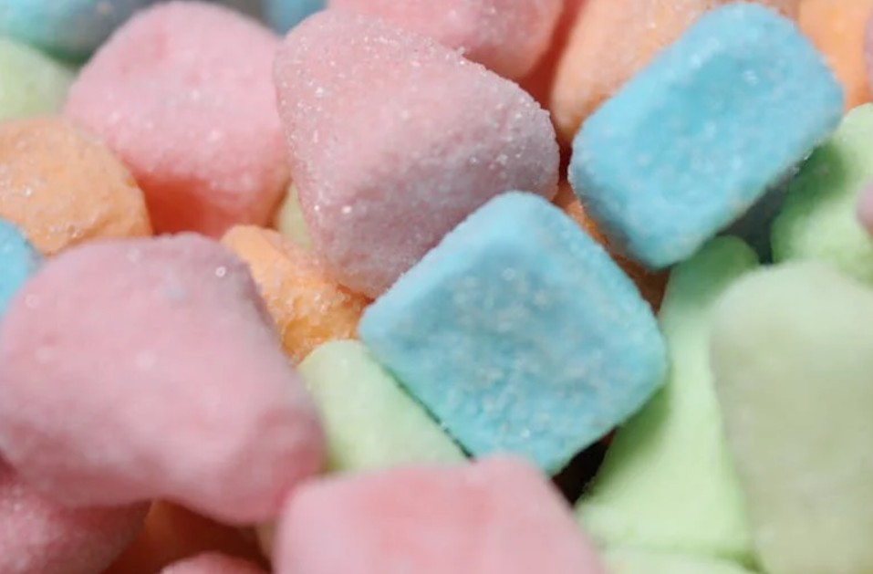 9 Interpretations of Dreaming About Buying Chewing Gum