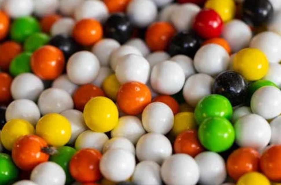 9 Interpretations of Dreaming of Swallowing Chewing Gum