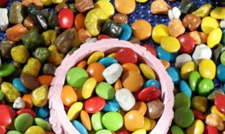 9 Interpretations of Dreaming of Giving Someone Chewing Gum