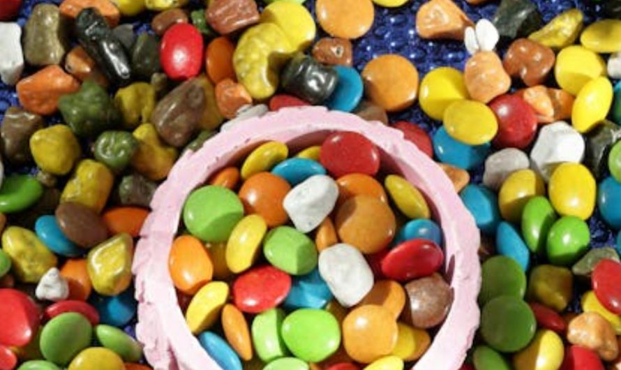 9 Interpretations of Dreaming of Giving Someone Chewing Gum