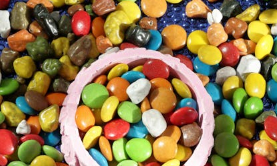 9 Interpretations of Dreaming of Giving Someone Chewing Gum