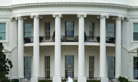 9 Interpretations of Dreaming of Receiving a Gift from the President