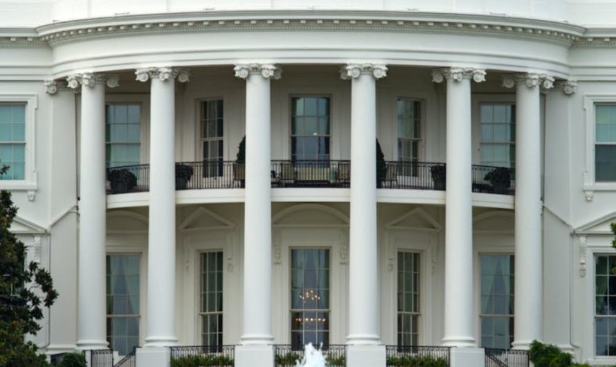 9 Interpretations of Dreaming of Receiving a Gift from the President