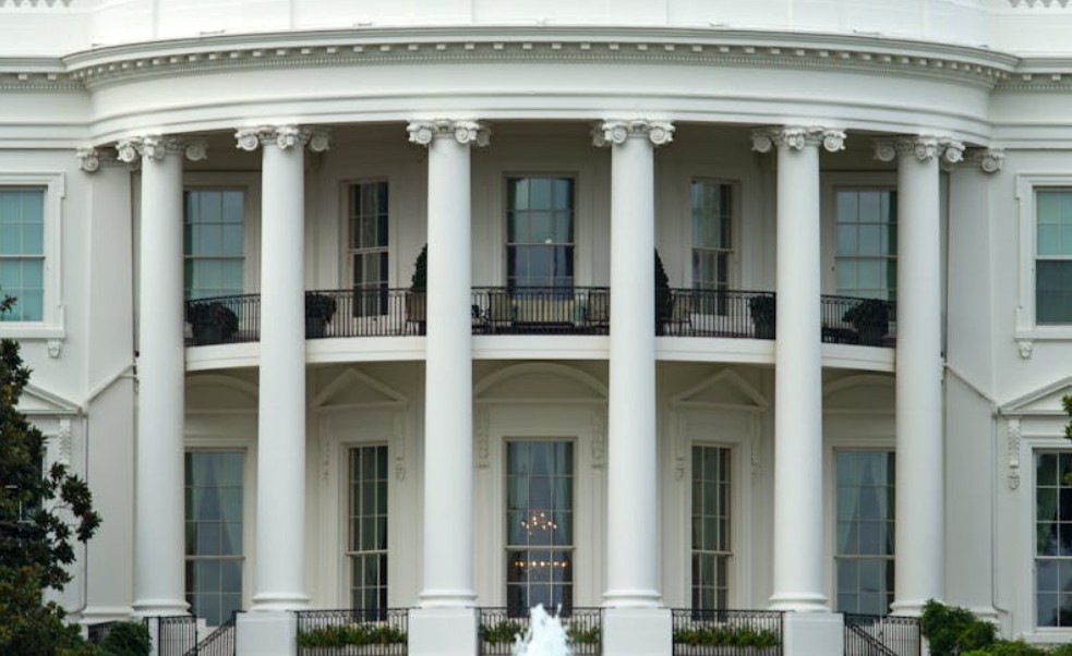 9 Interpretations of Dreaming of Receiving a Gift from the President