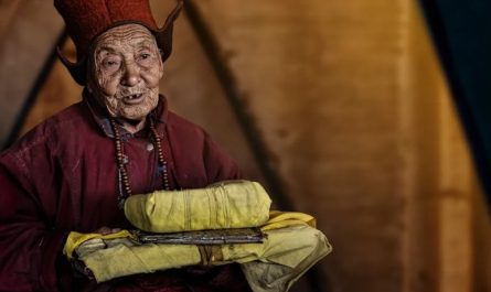 9 Spiritual Meanings of Dreaming of Giving Alms to Monks