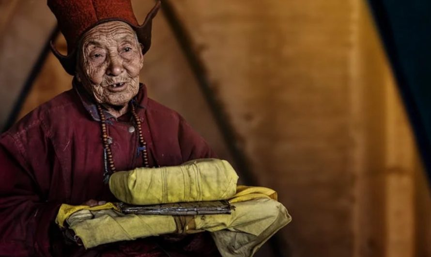 9 Spiritual Meanings of Dreaming of Giving Alms to Monks