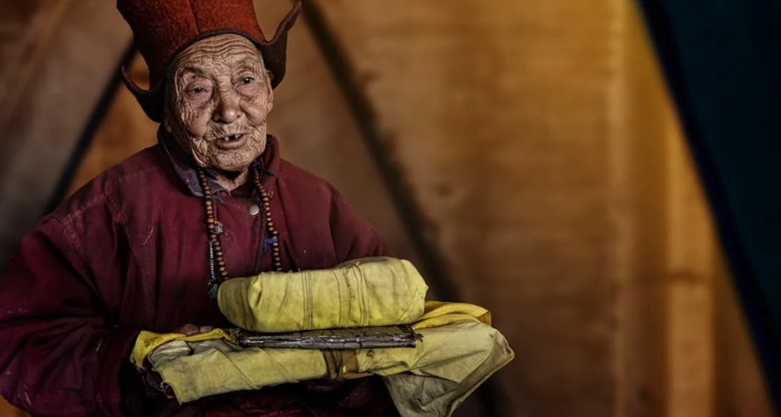 9 Spiritual Meanings of Dreaming of Giving Alms to Monks