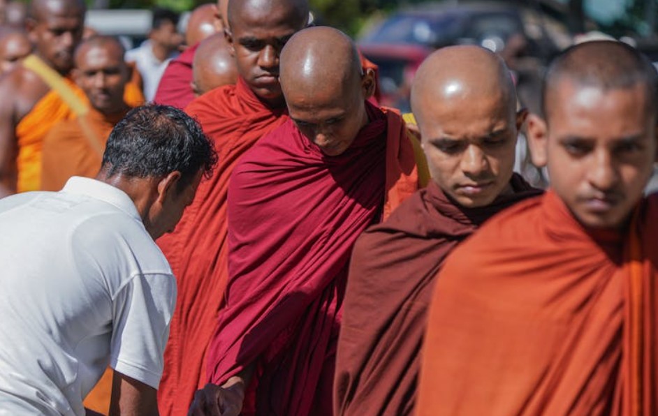9 Spiritual Meanings of Dreaming of Bowing to a Monk