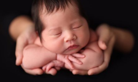 9 Spiritual Meanings of Dreaming of Embracing a Newborn