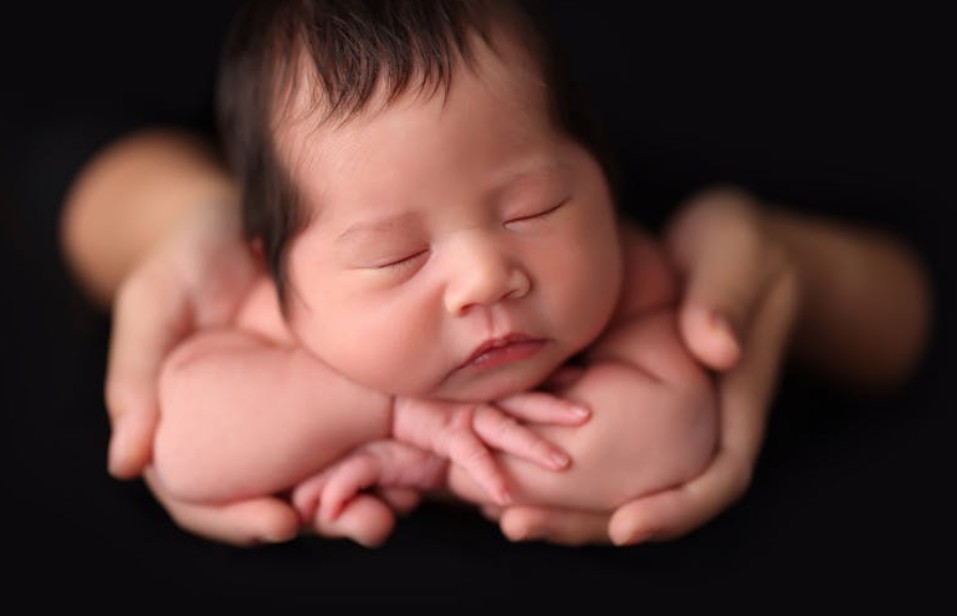9 Spiritual Meanings of Dreaming of Embracing a Newborn