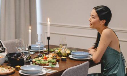 9 Spiritual Meanings of Dreaming of Dinner with Celebrities