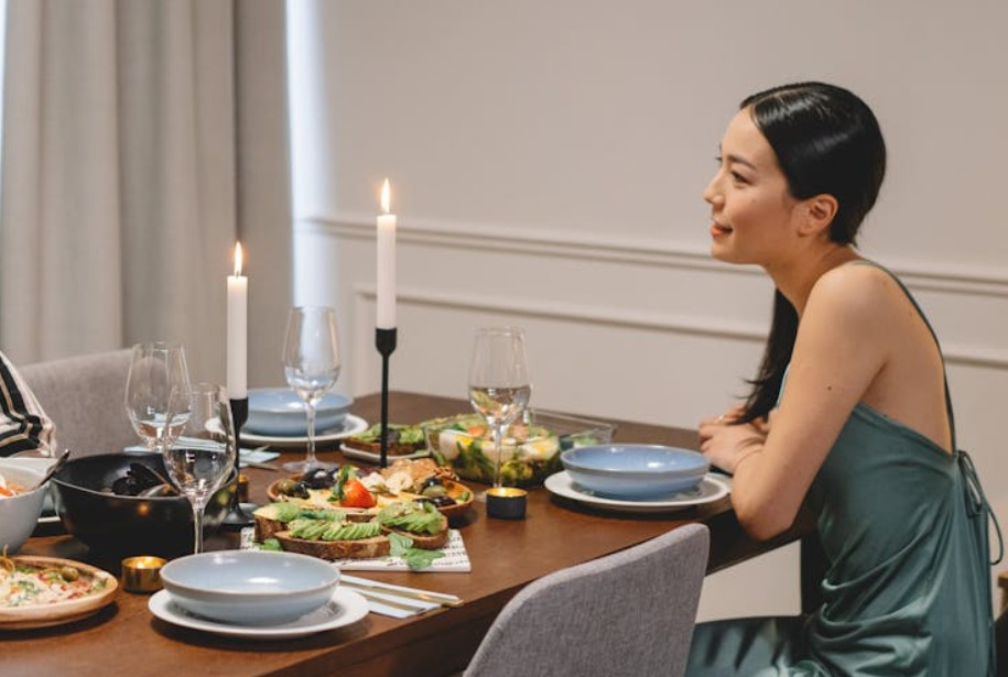 9 Spiritual Meanings of Dreaming of Dinner with Celebrities