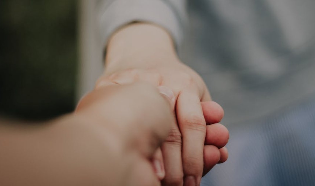 9 Spiritual Meanings of Dreaming of Holding Hands with a Celebrity