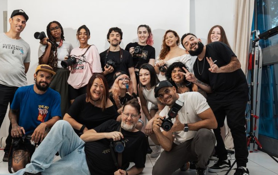 9 Spiritual Meanings of Dreaming About Taking a Photo with a Celebrity