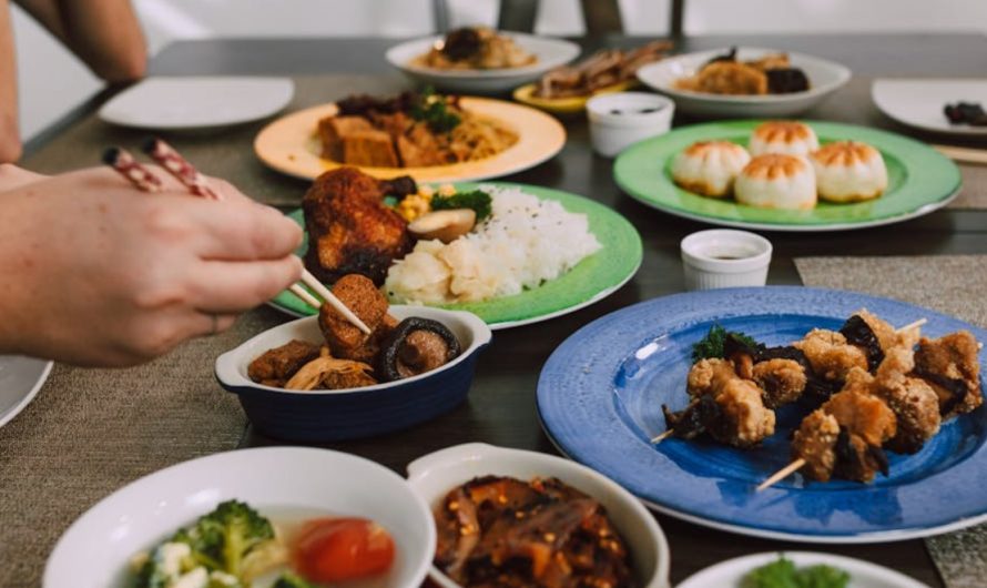 9 Spiritual Meanings of Dreaming of Dining with Family