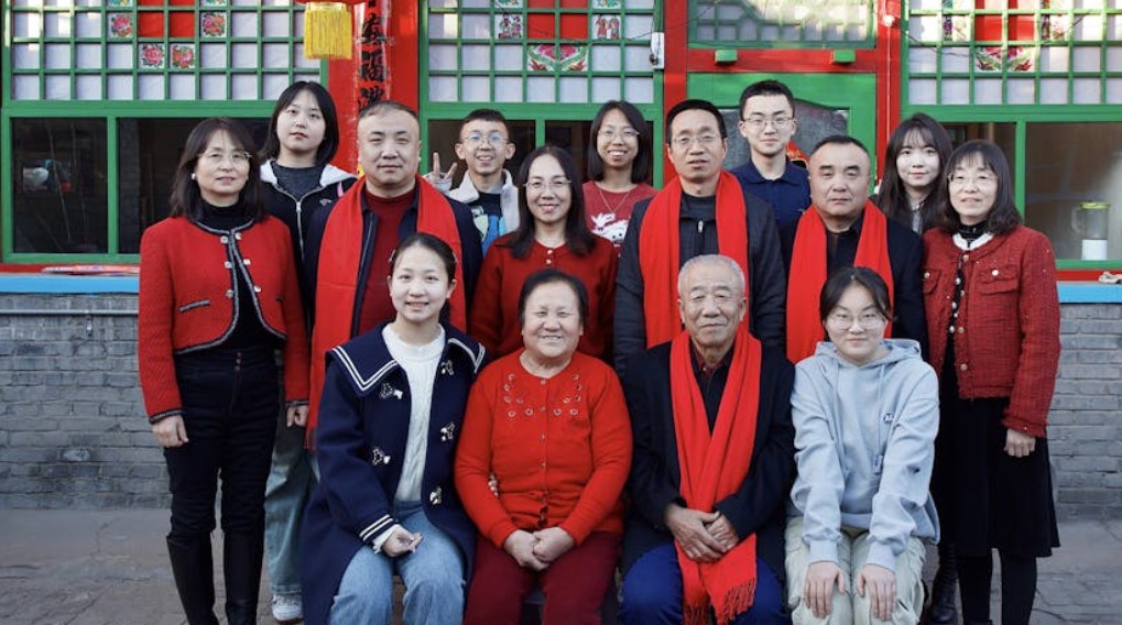 9 Spiritual Meanings of Dreaming About Taking a Family Photo