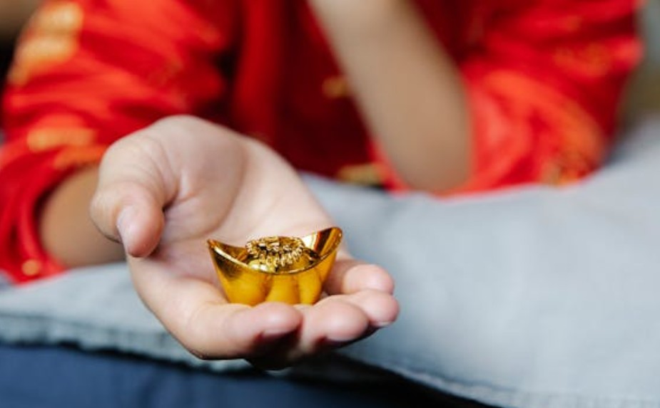 8 Spiritual Meanings of Dreaming of Picking Up Gold