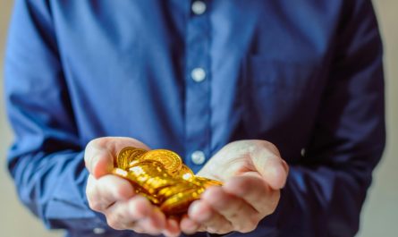 9 Spiritual Meanings of Dreaming about Receiving Gold as a Gift