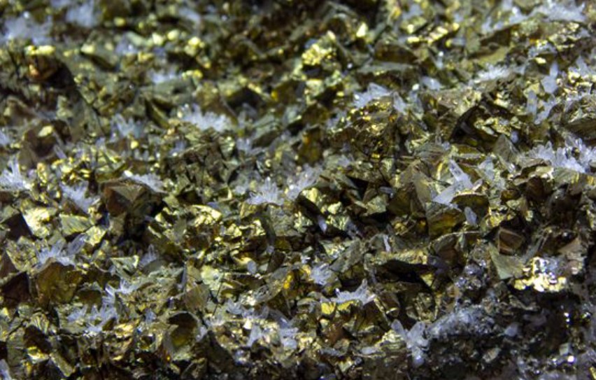 9 Spiritual Meanings of Dreaming of Digging for Gold