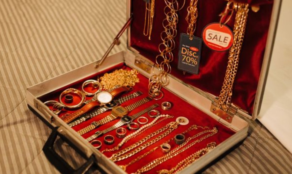9 Spiritual Meanings of Dreaming About Selling Gold